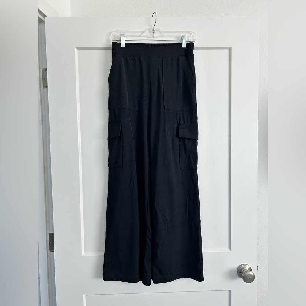 Lou & Grey black cargo pants with elastic waist- size small